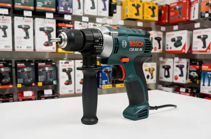 Perceuse à percussion Bosch CSB 500 RE présentée dans un magasin de bricolage avec vue détaillée du boîtier